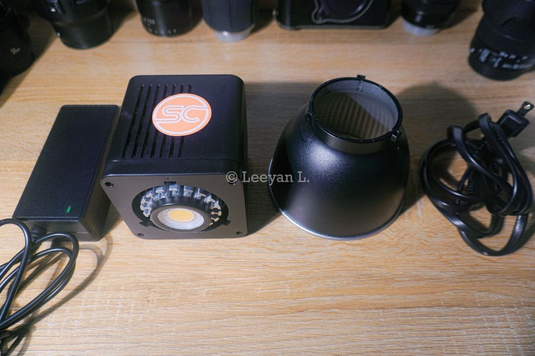 Ulanzi 40W light Bi-color (Category: Lighting & Studio Equipment) located in Manila. Submitted by karrotzima96455 (Listing ID 1427391160, Image 1). Description: Ulanzi 40W Portable LED Video Light L023 PRO Features: ● For Content Creators & Vloggers ● Output: 3287 Lux at 3.3' w/ Reflector ● 2500-6500K CCT ● Built-In Battery; 70-Minute Runtime ● Onboard Control ● CRI 95 | TLCI 96 ● 8 Lighting Effects ● Compact & Lightweight Design ● Includes Refle