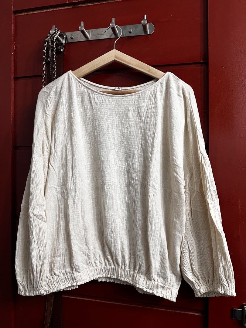 Uniqlo cream longsleeves (Category: Longsleeves) located in General Trias. Submitted by declutter_manilaaa (Listing ID 1427355704, Image 1). Description: .