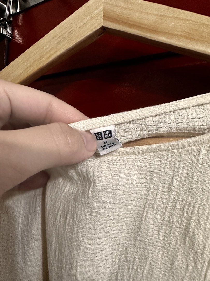 Uniqlo cream longsleeves (Category: Longsleeves) located in General Trias. Submitted by declutter_manilaaa (Listing ID 1427355704, Image 2). Description: .