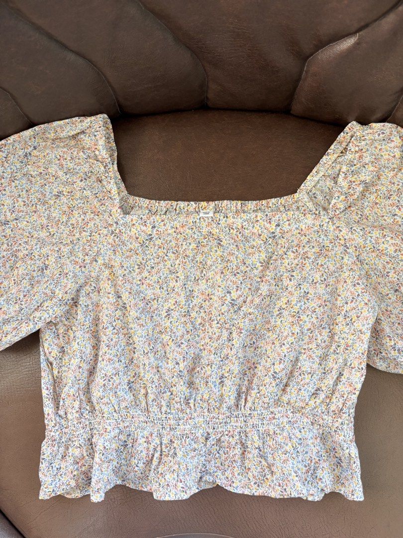Uniqlo Top (Category: Blouses) located in Iloilo. Submitted by kltee (Listing ID 1427373899, Image 1). Description: .