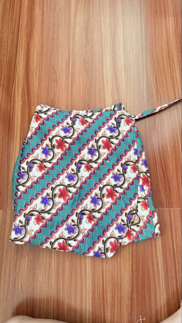 Wrap Skirt with Floral Pattern (Category: Skirts) located in Pasay City. Submitted by _daenbugna (Listing ID 1427485562, Image 1). Description: Wrap skirt with floral pattern.