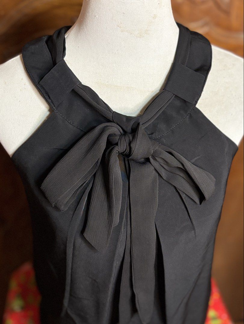 Zara Basics Black Sleeveless tie front blouse (Category: Sleeveless) located in Santiago. Submitted by fromisia (Listing ID 1427389102, Image 2). Description: This is nicer in person! Washed and ready to wear Xs-S You can tie a bow the front or leave it as is (untied) For tita outfits (classy/elegant/rich girl/formal/semi formal).