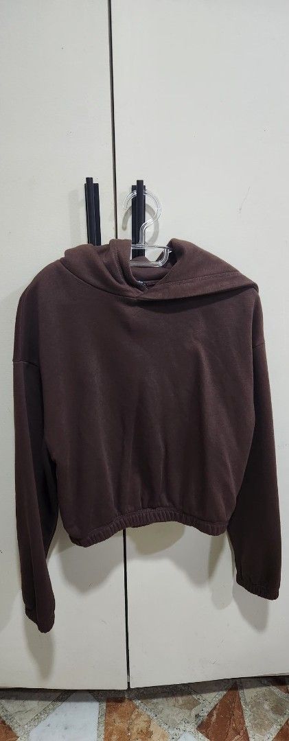 Zara Brown Sweater (Category: Longsleeves) located in Manila. Submitted by summerstyled (Listing ID 1427327611, Image 1). Description: never used just washed .