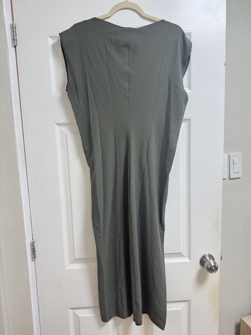 Zara Olive Green Dress (Category: Dresses) located in Las Pinas. Submitted by yandc (Listing ID 1427314483, Image 3). Description: Used once only.