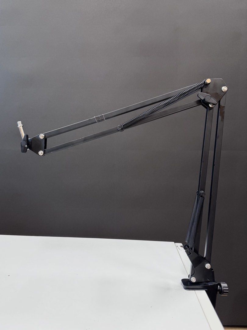 （全新清貨）黑色麥克風夾枱支架 ｜Mic stand｜全新 （分類：咪高風/麥克風）位於 Hong Kong。 由 harry183183 提交（商品編號 1424180451，圖片 1）。簡介： 黑色麥克風夾枱支架 Mic stand 全新 公司清貨 未使用過 圖1係display only 荔枝角交收 。