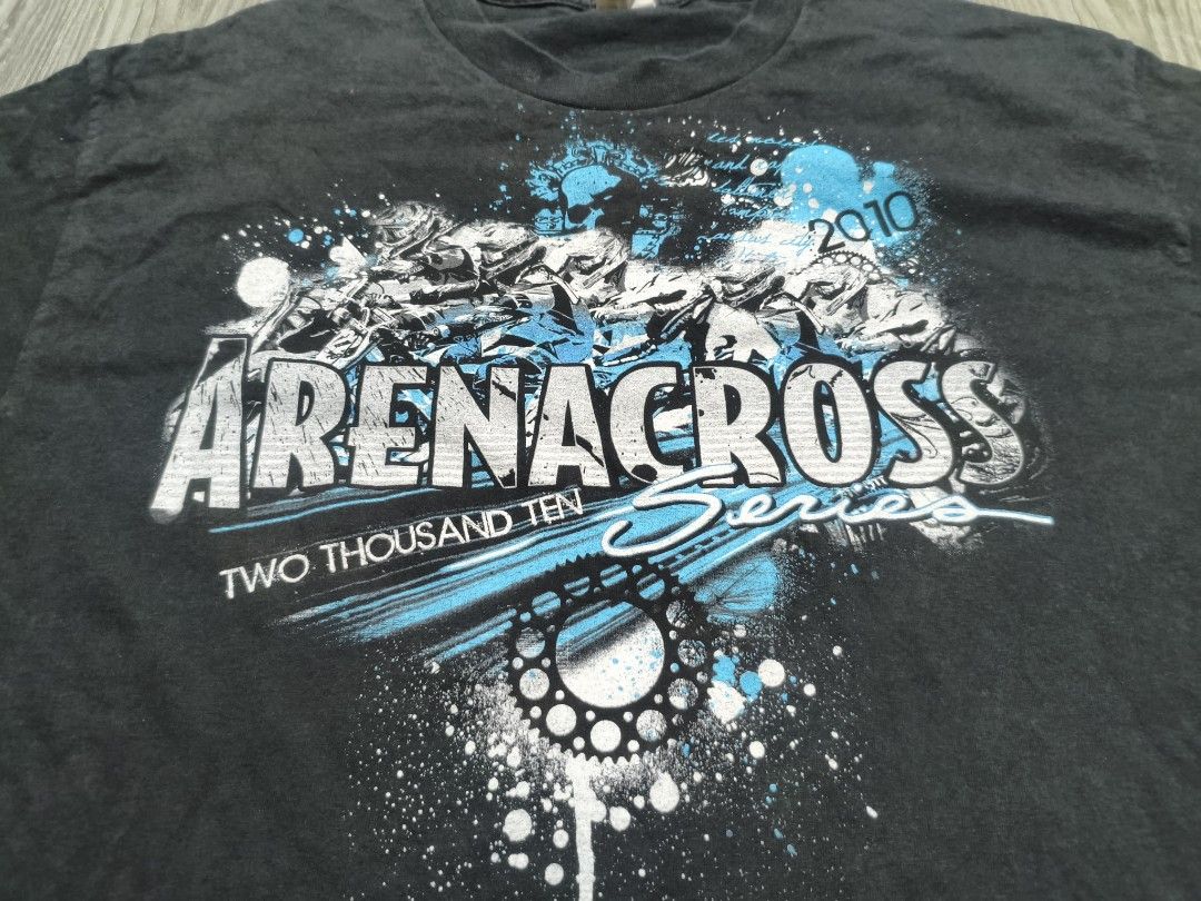 ArenaCross 2010 Series Graphic Tee (Category: Tshirts & Polo Shirts ) located in Infanta. Submitted by gnystage (Listing ID 1424207408, Image 3). Description: - 2010 ArenaCross graphic tee - Features large motorcycle graphic on front and back - Made by Alstyle Apparel & Activewear - Back graphic lists various cities - Short sleeves -Large.