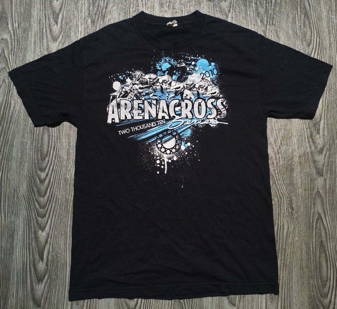 ArenaCross 2010 Series Graphic Tee (Category: Tshirts & Polo Shirts ) located in Infanta. Submitted by gnystage (Listing ID 1424207408, Image 1). Description: - 2010 ArenaCross graphic tee - Features large motorcycle graphic on front and back - Made by Alstyle Apparel & Activewear - Back graphic lists various cities - Short sleeves -Large.