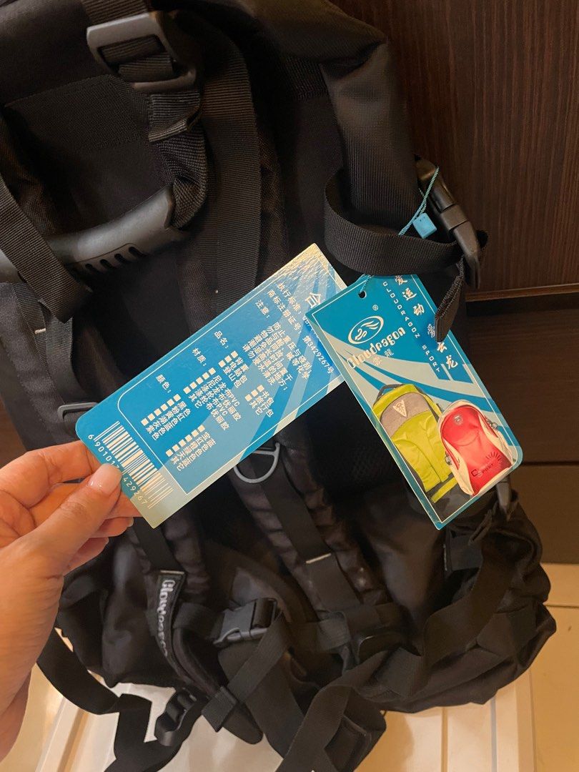 Backpack （分類：背包）位於 Hong Kong。 由 pugsake 提交（商品編號 1424178850，圖片 4）。簡介： Not used before but keep for years so it’s old now. Around 21 inches tall.。