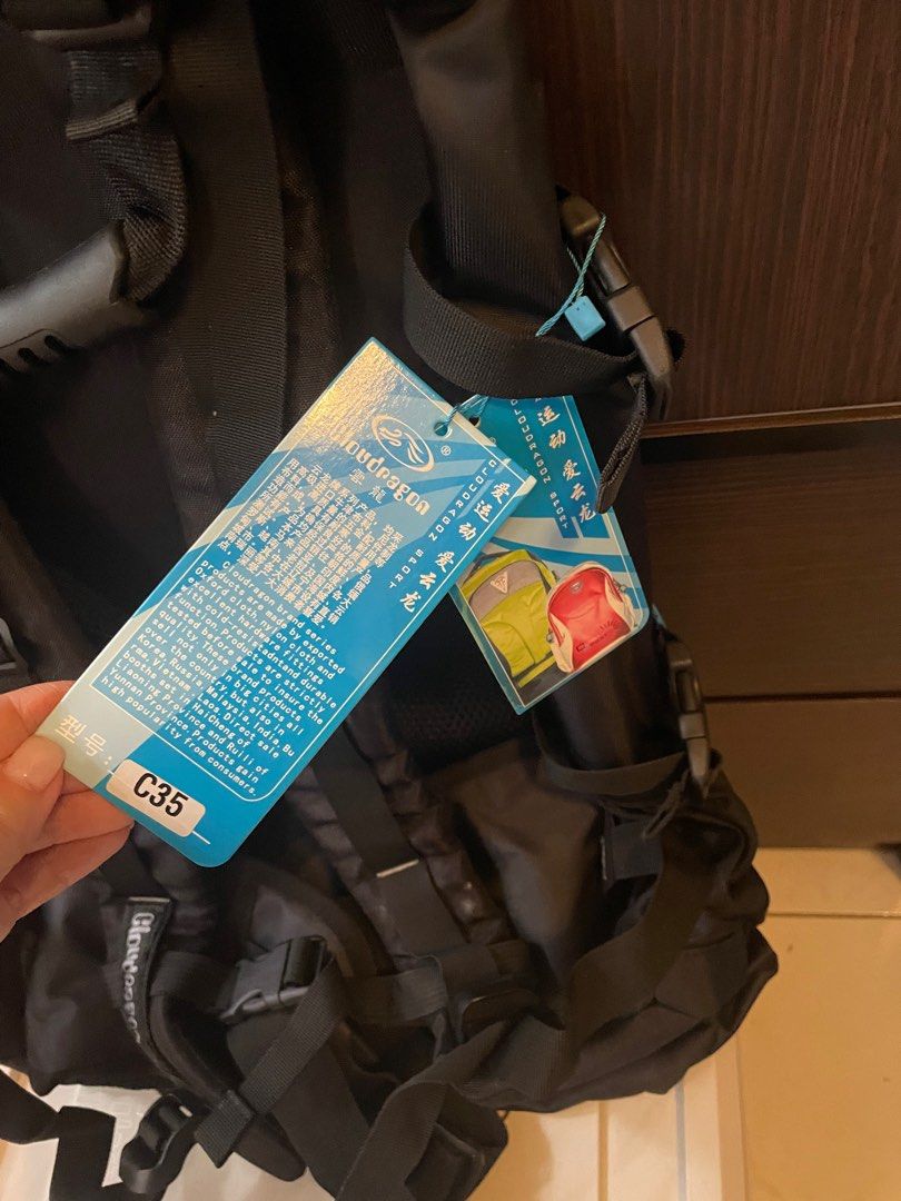 Backpack （分類：背包）位於 Hong Kong。 由 pugsake 提交（商品編號 1424178850，圖片 5）。簡介： Not used before but keep for years so it’s old now. Around 21 inches tall.。