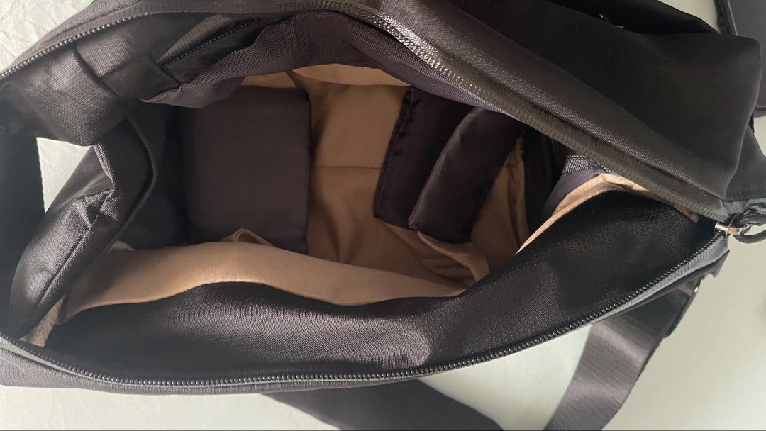 Bellroy Venture Sling Bag 10L (Category: Sling Bags) located in Manila. Submitted by willississimo (Listing ID 1424251929, Image 2). Description: - Sleek, dark Bellroy sling bag - Adjustable strap for a comfortable fit - Multiple compartments for organized storage - Includes a secure internal pocket with a zipper - Durable and water-resistant material - Features the Bellroy logo - Includes a special tag inside.