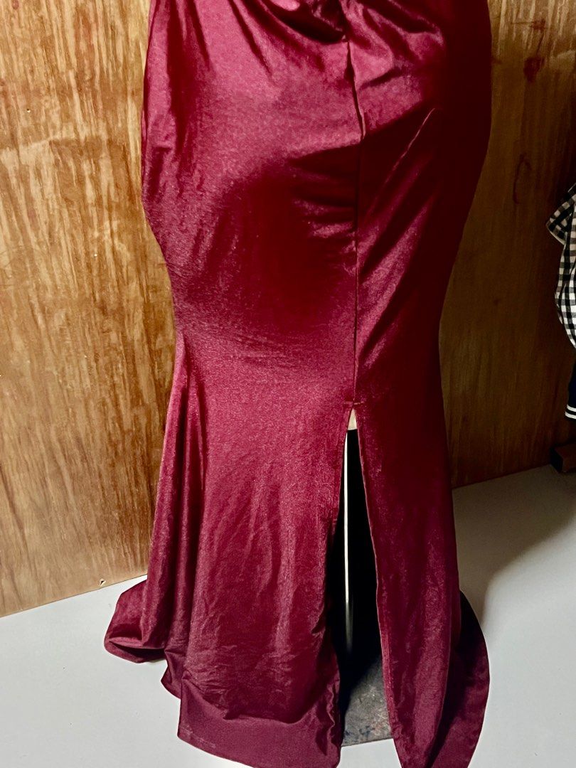 Burgundy Backless Evening Dress (Category: Evening dresses & gowns) located in Manila. Submitted by gee0505 (Listing ID 1424332161, Image 2). Description: used once US brand . Like new condition.
