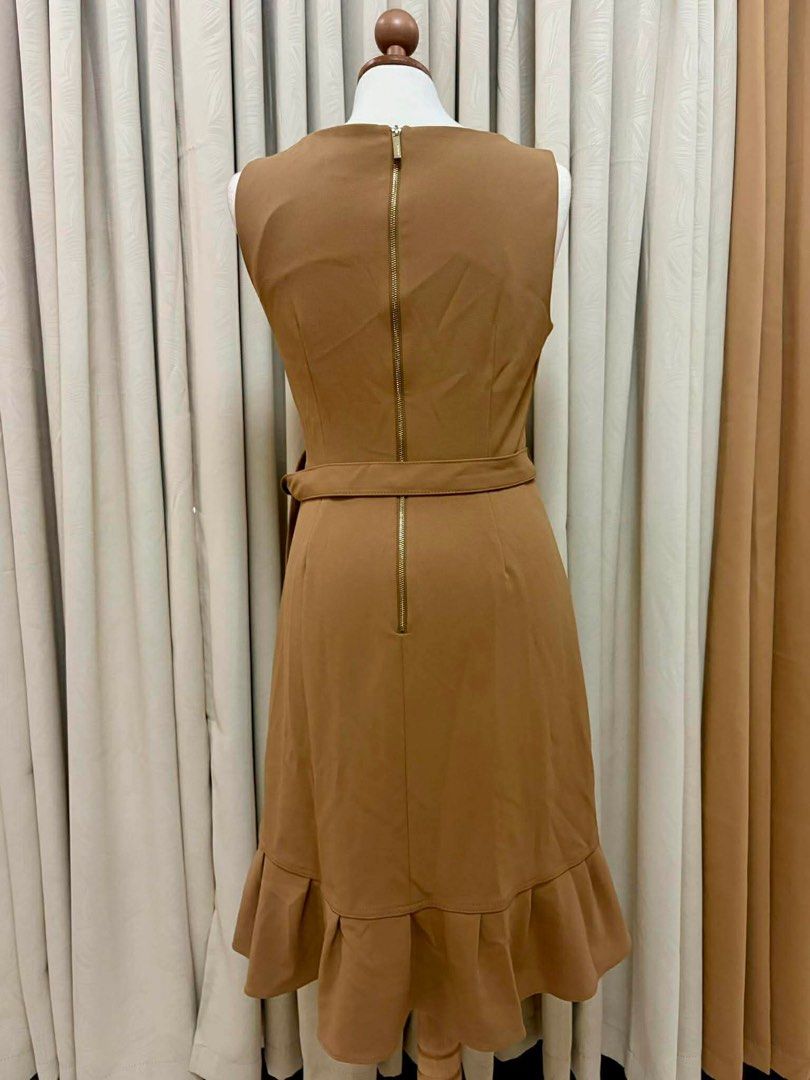 Calvin Klein Sleeveless Wrap Dress (Category: Dresses) located in Pasig City. Submitted by KayeArtsy (Listing ID 1424307330, Image 2). Description: 🇺🇸 US Bought 💯 Original US8/Large round neckline, a removable self-belt, and an asymmetrical ruffled skirt hem..