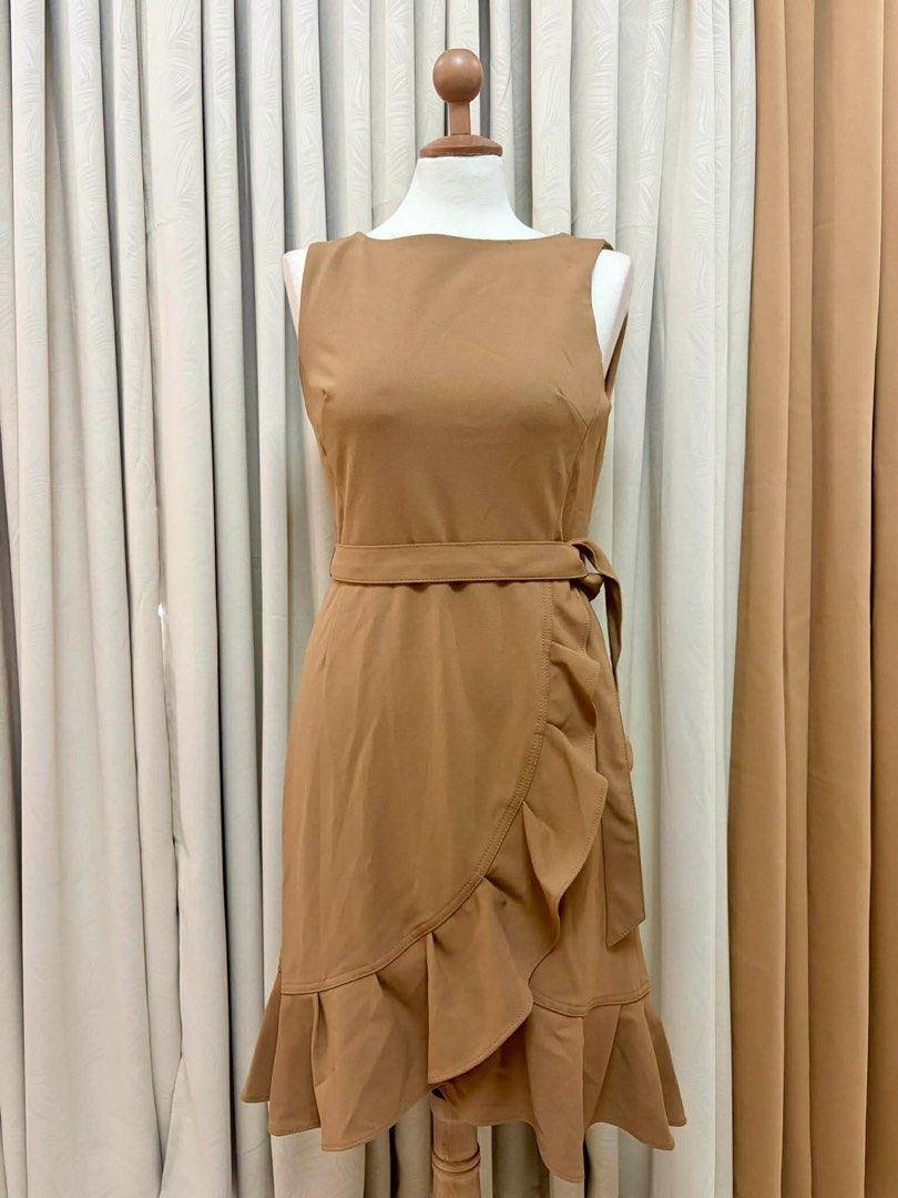 Calvin Klein Sleeveless Wrap Dress (Category: Dresses) located in Pasig City. Submitted by KayeArtsy (Listing ID 1424307330, Image 1). Description: 🇺🇸 US Bought 💯 Original US8/Large round neckline, a removable self-belt, and an asymmetrical ruffled skirt hem..