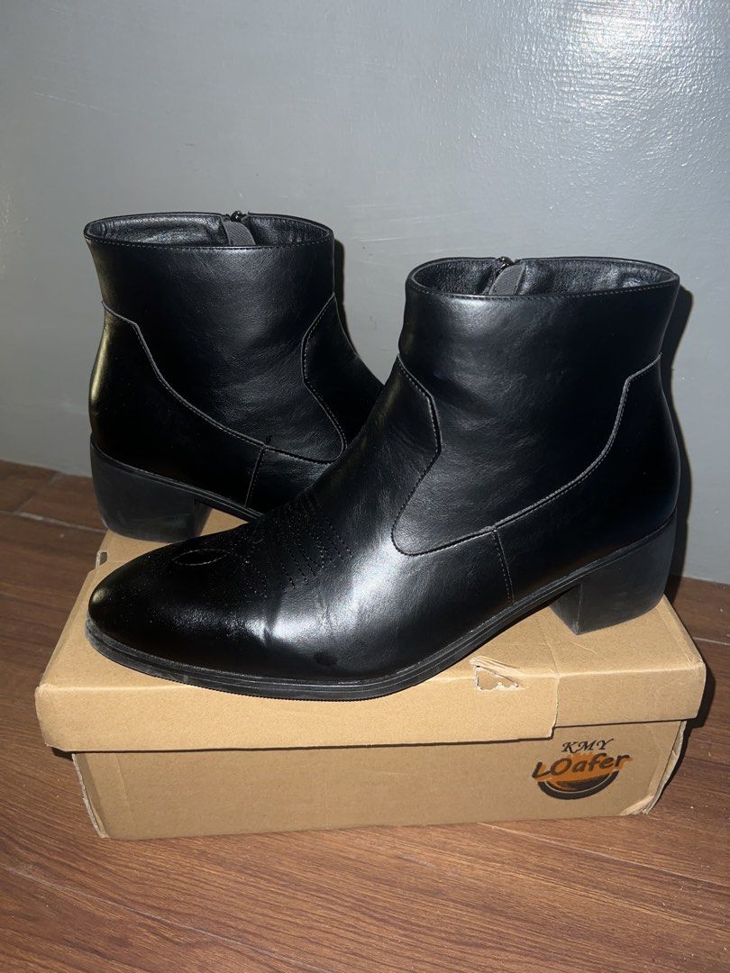 Chelsea Boots size 44 (Category: Boots) located in Cavite. Submitted by itsoper (Listing ID 1424276341, Image 1). Description: Used only once. Still in pristine, like-new condition. Super classy and timeless look. Slightly big on me, that’s the only reason I’m selling. Comes with the original box..