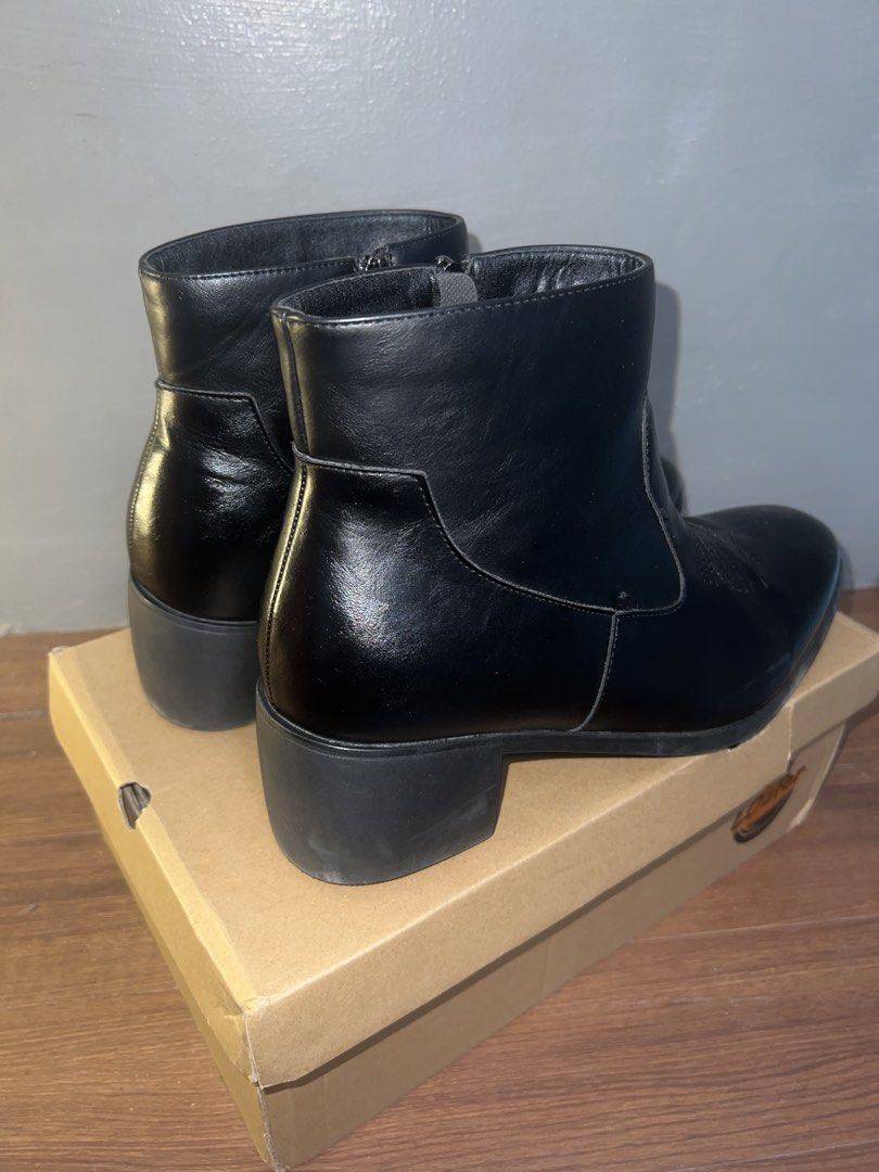 Chelsea Boots size 44 (Category: Boots) located in Cavite. Submitted by itsoper (Listing ID 1424276341, Image 3). Description: Used only once. Still in pristine, like-new condition. Super classy and timeless look. Slightly big on me, that’s the only reason I’m selling. Comes with the original box..