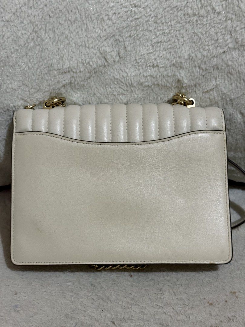 Coach Quilted Chain Bag (Category: Luxury Bags & Wallets) located in Mariveles. Submitted by ohmyjeys20138 (Listing ID 1424183302, Image 2). Description: - authentic - no issues/flaws - alaga sa leather conditioner Bought for 10k .