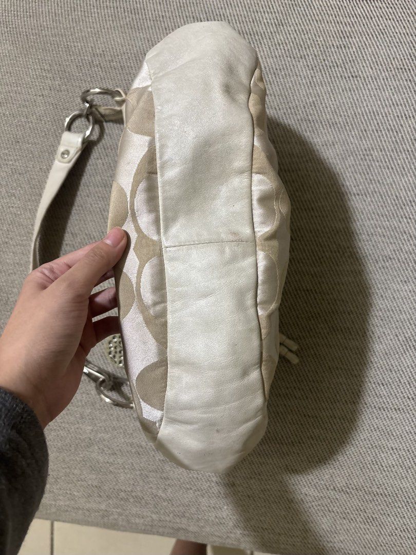 Coach Signature Hobo Bag (Category: Luxury Bags & Wallets) located in Pasig City. Submitted by jami.declutters (Listing ID 1424315398, Image 3). Description: Well-used! Vintage hobo bag Selling for 3,000 only Can fit ipad! Bought in the US Inner needs cleaning Nego for sure buyer.