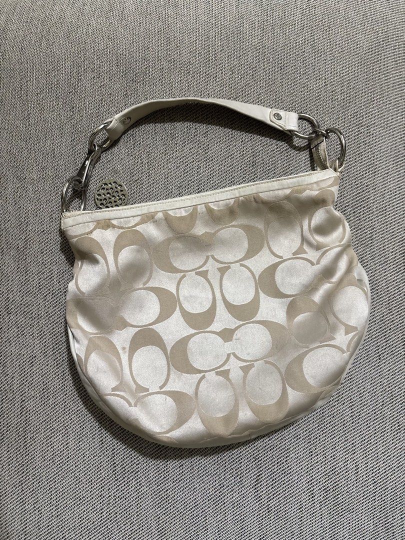 Coach Signature Hobo Bag (Category: Luxury Bags & Wallets) located in Pasig City. Submitted by jami.declutters (Listing ID 1424315398, Image 2). Description: Well-used! Vintage hobo bag Selling for 3,000 only Can fit ipad! Bought in the US Inner needs cleaning Nego for sure buyer.