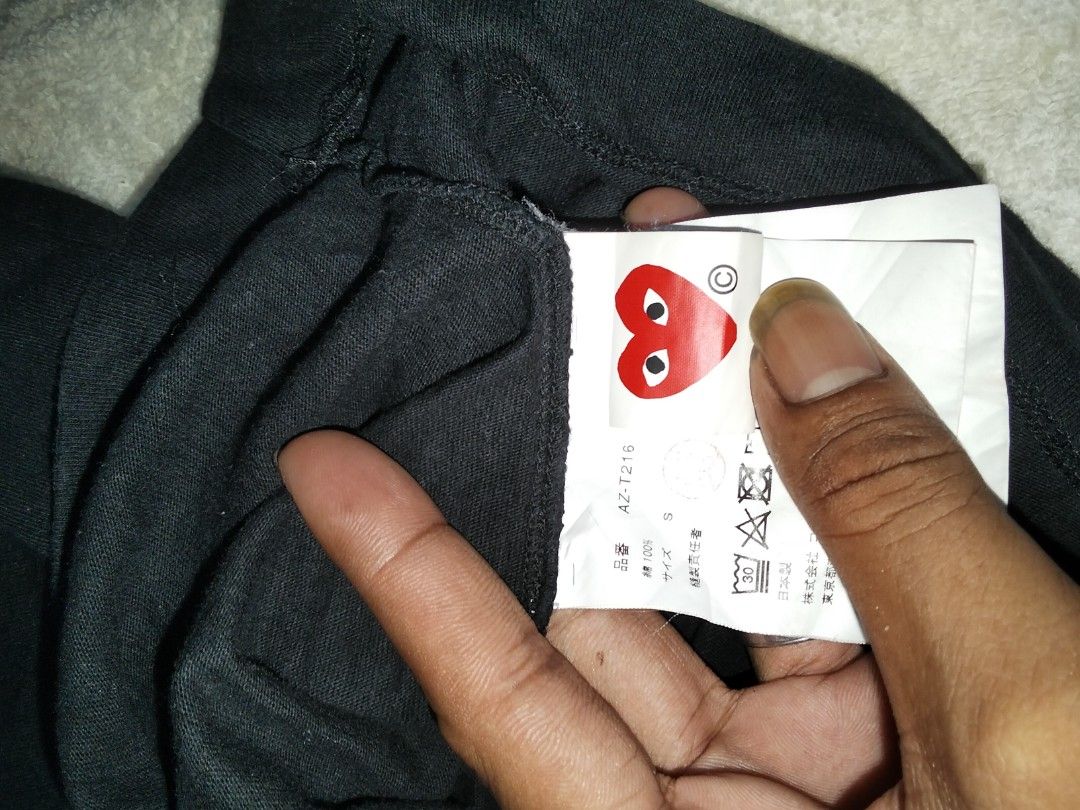 Comme des Garcons Play Gold Heart T-shirt (Category: Shirts) located in General Santos City (Dadiangas). Submitted by angelofetr74296 (Listing ID 1424278330, Image 3). Description: - Black Comme des Garcons Play T-shirt - Features a gold heart logo - Crew neck and short sleeves - Size: S - Made in Japan - Material: 100% cotton.