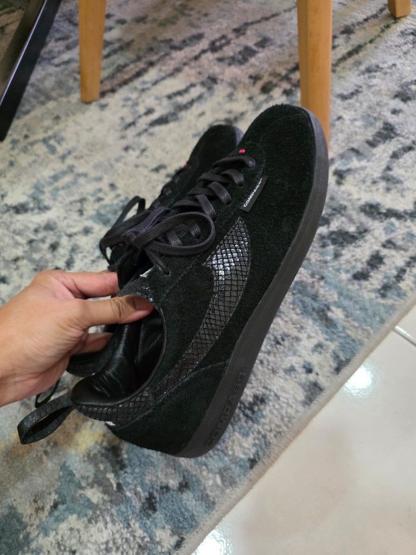 Compass / Crossover : The Subversion (Category: Sneakers) located in Jelebu. Submitted by snapsold (Listing ID 1424229841, Image 2). Description: Limited Edition Compass / Crossover : The Subversion UK 7/US 8 Condition : 9.5/10 Complete with box.