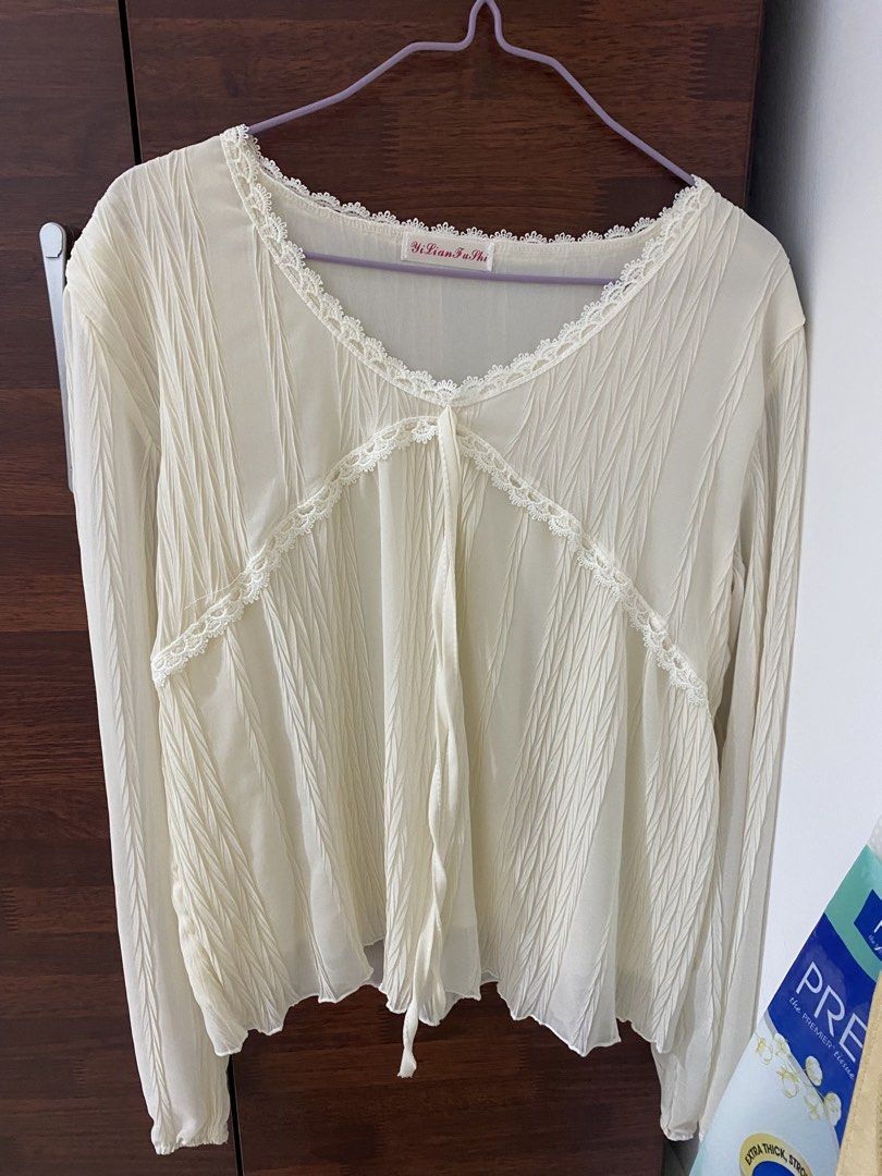 Cream blouse (Category: Blouses) located in Tronoh. Submitted by lovedbyl4la (Listing ID 1424257592, Image 1). Description: baju ada lining tapi still kena pakai inner sebab lengan tak ada lining price inc postage (beli la kita nak clear wardrobe 🥹).