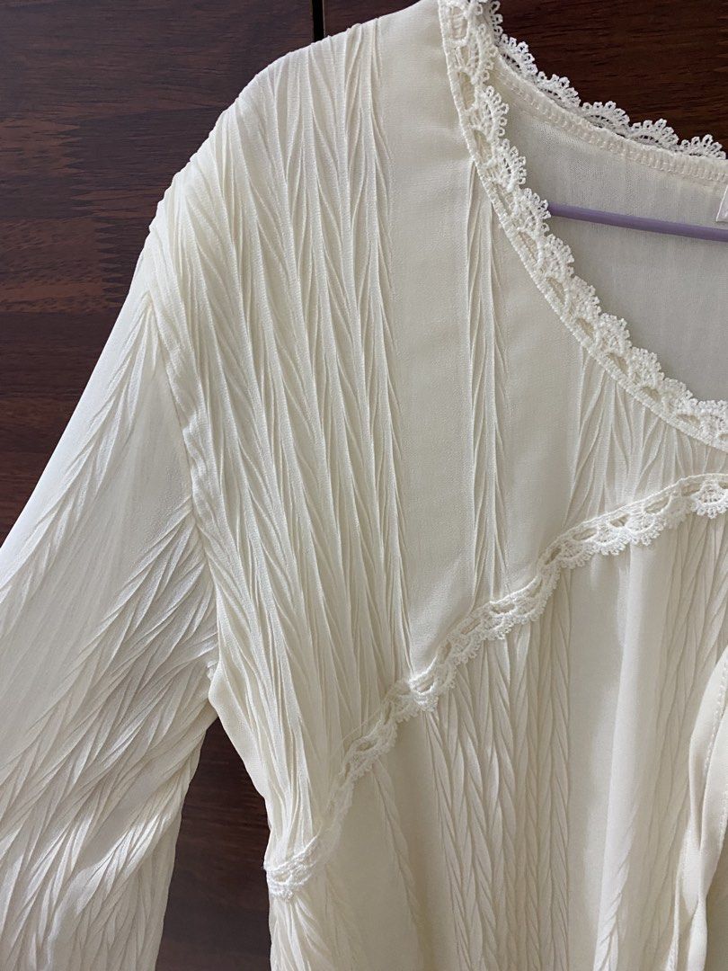 Cream blouse (Category: Blouses) located in Tronoh. Submitted by lovedbyl4la (Listing ID 1424257592, Image 2). Description: baju ada lining tapi still kena pakai inner sebab lengan tak ada lining price inc postage (beli la kita nak clear wardrobe 🥹).