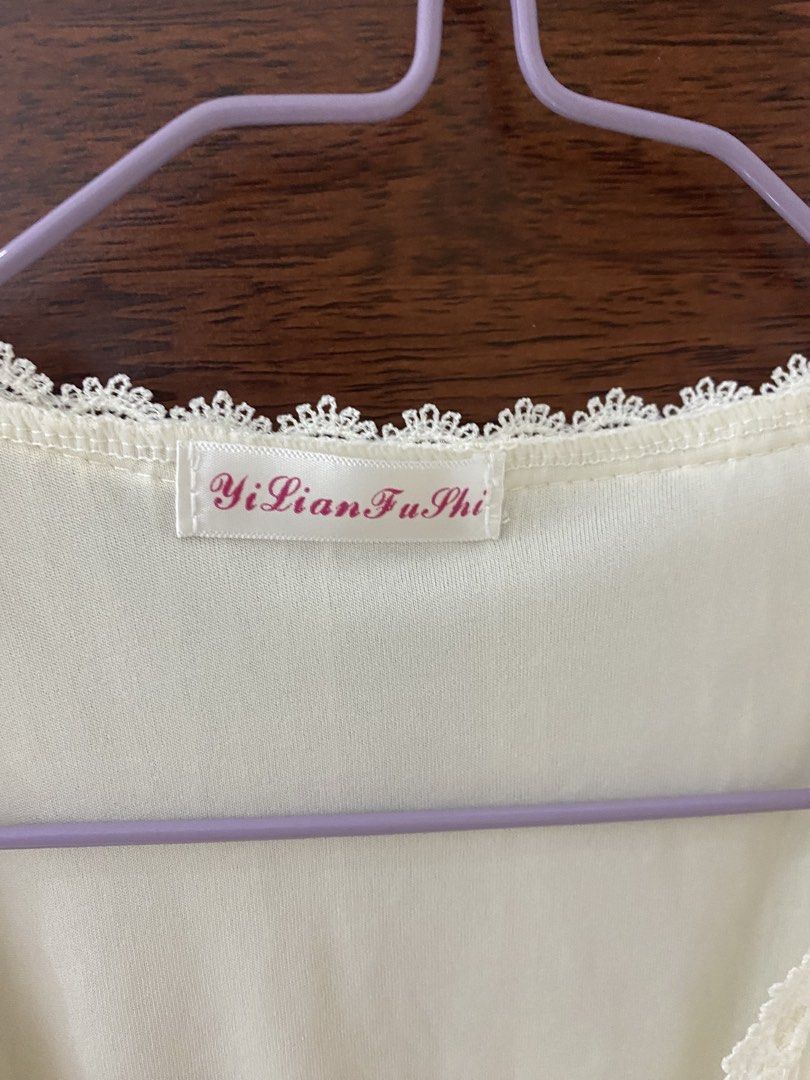 Cream blouse (Category: Blouses) located in Tronoh. Submitted by lovedbyl4la (Listing ID 1424257592, Image 3). Description: baju ada lining tapi still kena pakai inner sebab lengan tak ada lining price inc postage (beli la kita nak clear wardrobe 🥹).