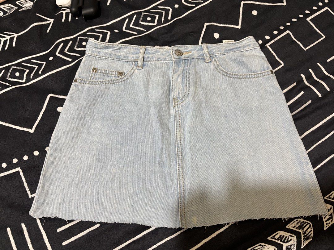 Denim Skirt (Category: Skirts) located in Rizal. Submitted by declutteredthingz (Listing ID 1424303423, Image 1). Description: size 26.