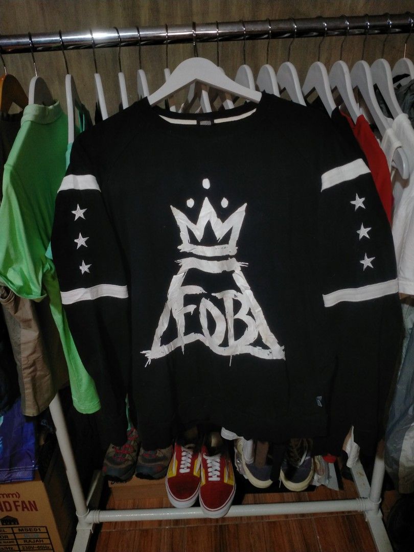 Fall Out Boy Band Logo Black Sweatshirt (Category: Coats, Jackets and Outerwear) located in Abuyog. Submitted by whisfrab (Listing ID 1424313425, Image 2). Description: 21.5*26 Good condition Minimal hairline crack print 9.5/10 MOP thru Gcash .
