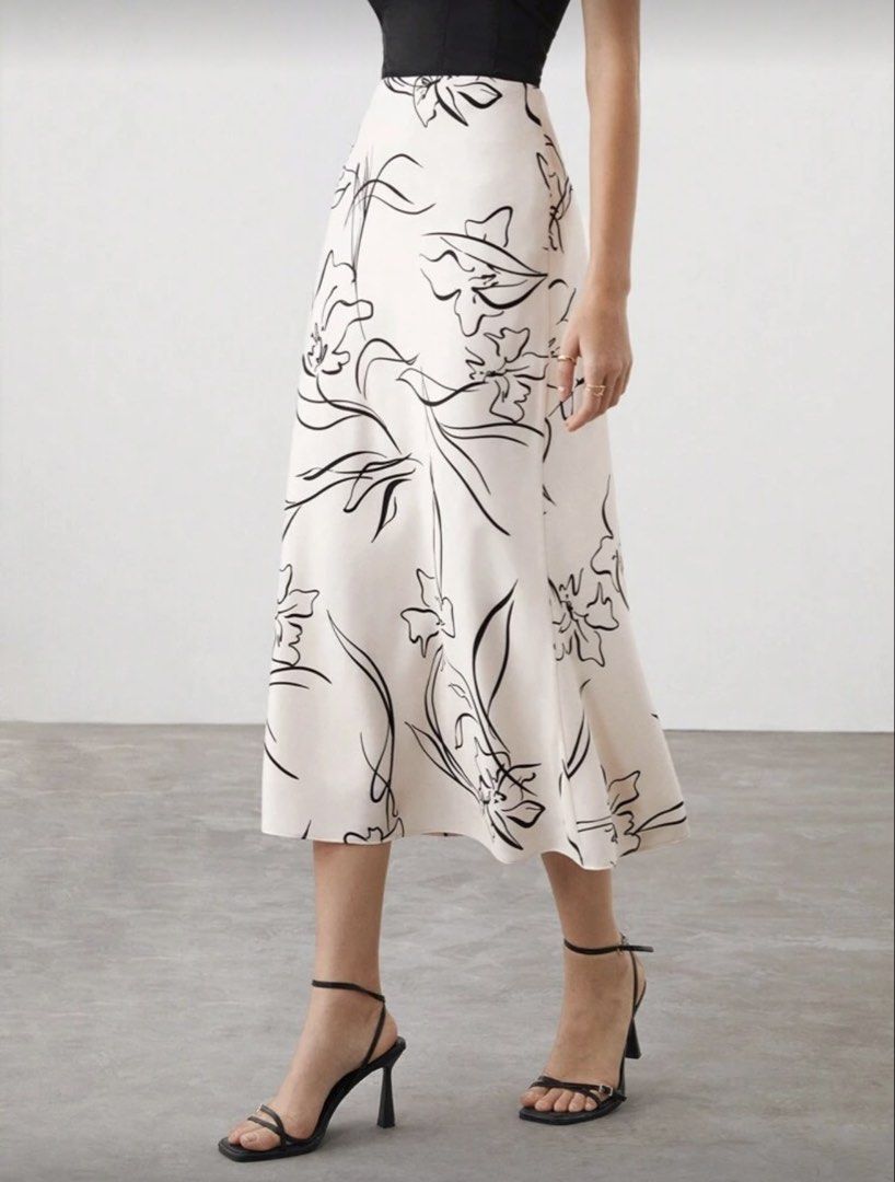 Floral Print Midi Skirt (Category: Skirts) located in Palayan City. Submitted by feyrposh (Listing ID 1424213117, Image 1). Description: Product measurement:XS Waist: 25.5” Hip: 35.8” Length: 31.3” 📌200+SF.