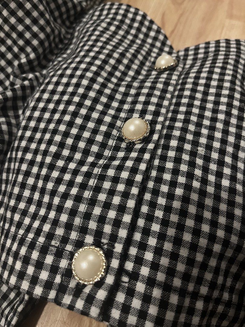 Gingham Crop Top with Bow (Category: Sleeveless) located in Cavite. Submitted by _jemiiii (Listing ID 1424228844, Image 2). Description: - Gingham crop top - Sweetheart neckline - Decorative buttons - Ruffled straps - Self tie back with garter - Perfect for casual wear.