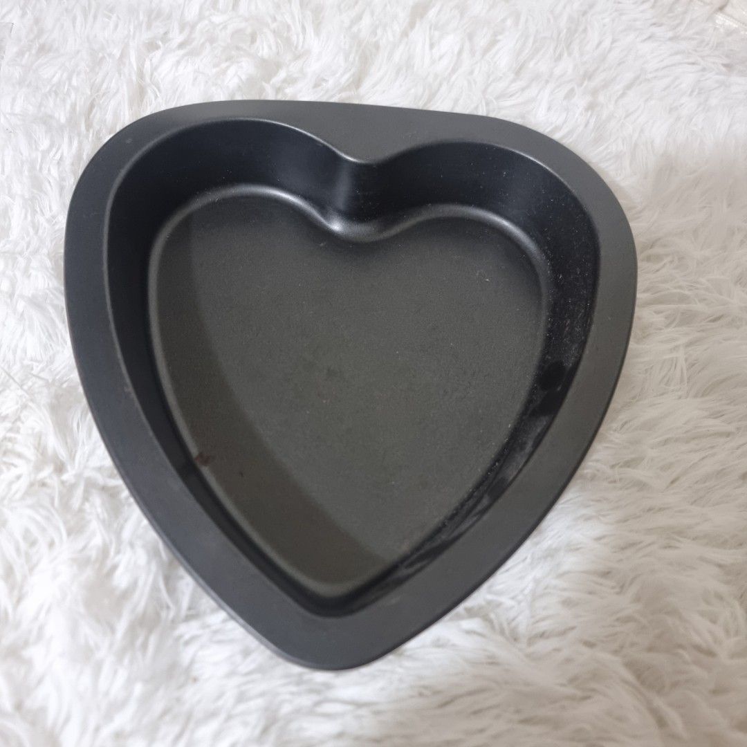 Heart-Shaped Cake Pan (Category: Bakeware) located in Marikina City. Submitted by andreah_16 (Listing ID 1424297056, Image 2). Description: - Heart-shaped cake pan - Made of durable black metal - Smooth surface for easy release - Ideal for cakes and other baked goods - Check the image for size reference.