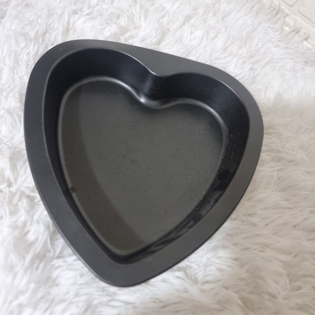 Heart-Shaped Cake Pan (Category: Bakeware) located in Marikina City. Submitted by andreah_16 (Listing ID 1424297056, Image 3). Description: - Heart-shaped cake pan - Made of durable black metal - Smooth surface for easy release - Ideal for cakes and other baked goods - Check the image for size reference.