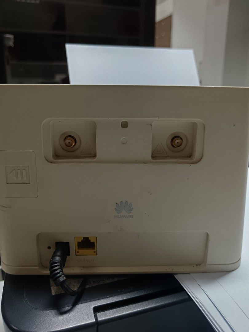 Huawei Wireless Router (Category: Networking) located in Lingayen. Submitted by josbarrera14981 (Listing ID 1424181131, Image 2). Description: - Open set up (Good for any brand of sim card) - Wireless router - Multiple indicator lights - Power button - Antenna ports - Ethernet port - Neutral color - Brand logo visible - Includes power cable.