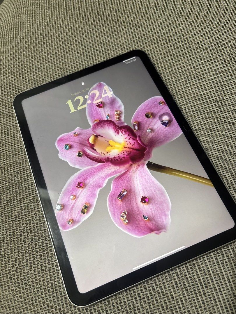 Ipad 10th Generation 64GB (Category: iPad) located in Pasig City. Submitted by jami.declutters (Listing ID 1424316717, Image 2). Description: Rfs: Di masyado nagagamit Makinis, walang gasgas Lady owned With free case Bought for ₱24,490 Selling for only ₱16,000 MOD: Lalamove / JNT 📍 Pasig .