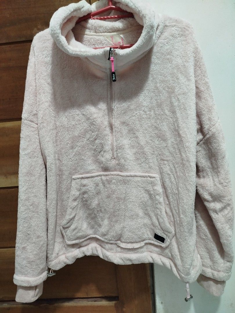 Juicy Couture Pink Fleece Pullover XL (Category: Coats, Jackets and Outerwear) located in Marikina City. Submitted by jecccc (Listing ID 1424339224, Image 1). Description: - Juicy Couture pink fleece pullover - Size: XL/XG - Features: - Half-zip closure - Kangaroo pocket - Drawstring hem - High neck and long sleeves - Juicy Couture logo on zipper pull and drawstring ends - Made in China.