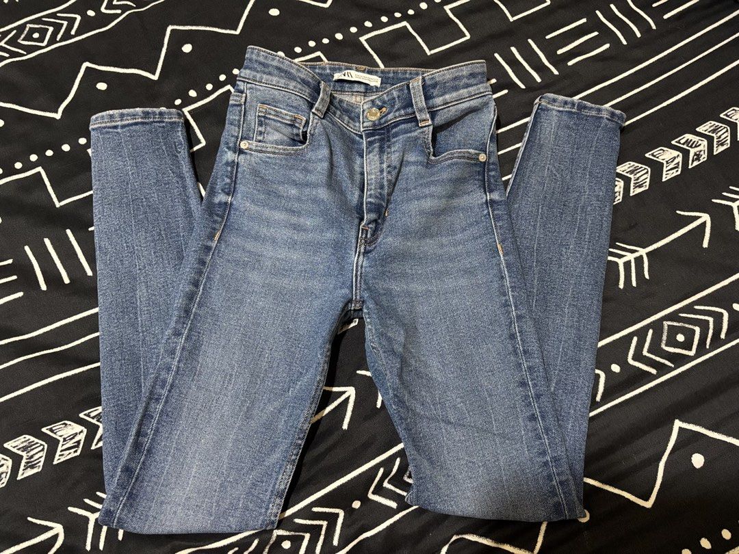 Light Wash Button Fly Jeans (Category: Jeans) located in Rizal. Submitted by declutteredthingz (Listing ID 1424303737, Image 2). Description: .