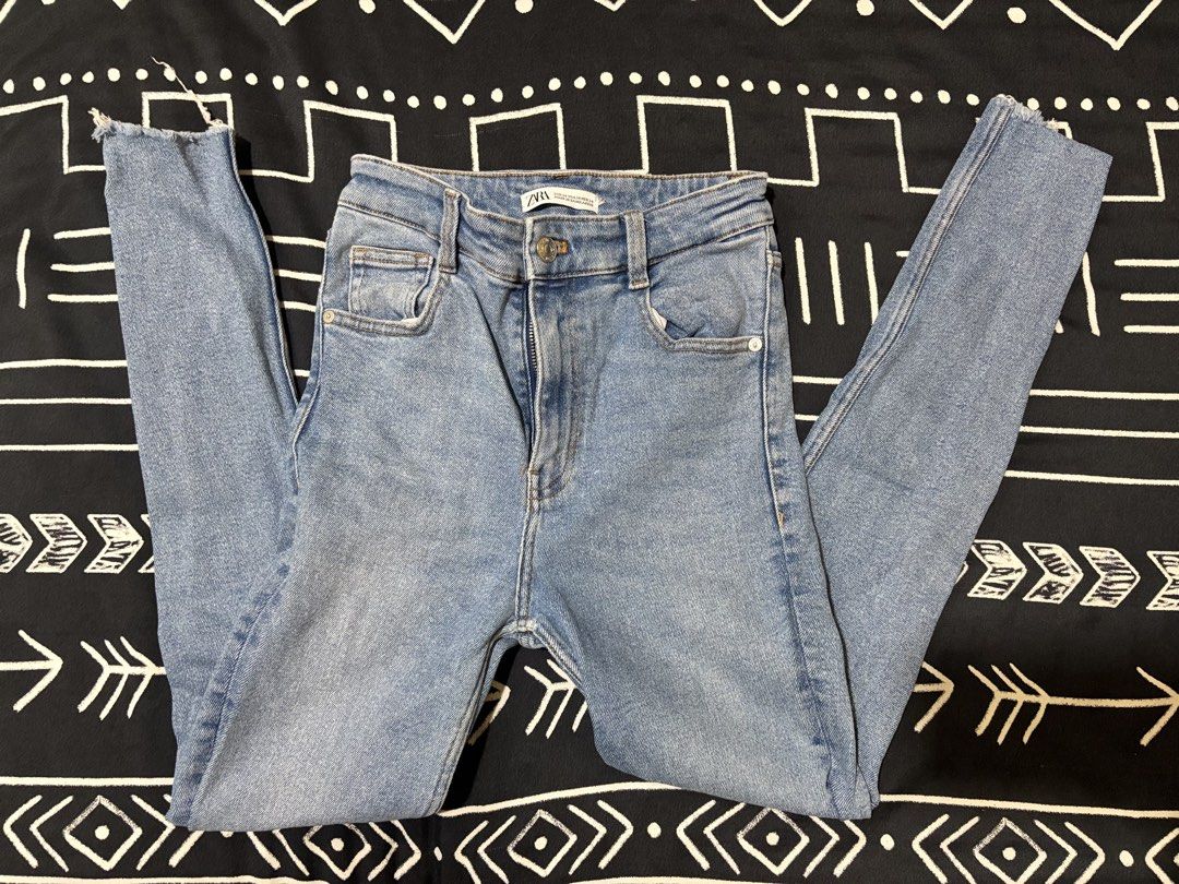 Light Wash Button Fly Jeans (Category: Jeans) located in Rizal. Submitted by declutteredthingz (Listing ID 1424303737, Image 3). Description: .
