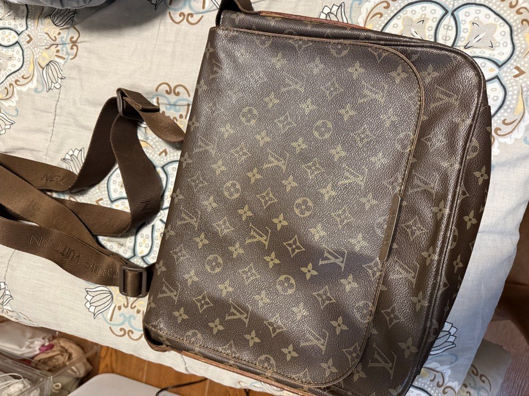 Louis Vuitton Beaubourg Messenger Bag Monogram Canvas GM (Category: Luxury Bags & Wallets) located in Quezon City. Submitted by ruffrider013 (Listing ID 1424318039, Image 2). Description: Louis Vuitton Pre-Owned Beaubourg Messenger Bag Monogram Canvas GM crossbody bag No papers With dustbag With Care instructions Qc meetup Looks new Pwede trade sa watch or gadgets .
