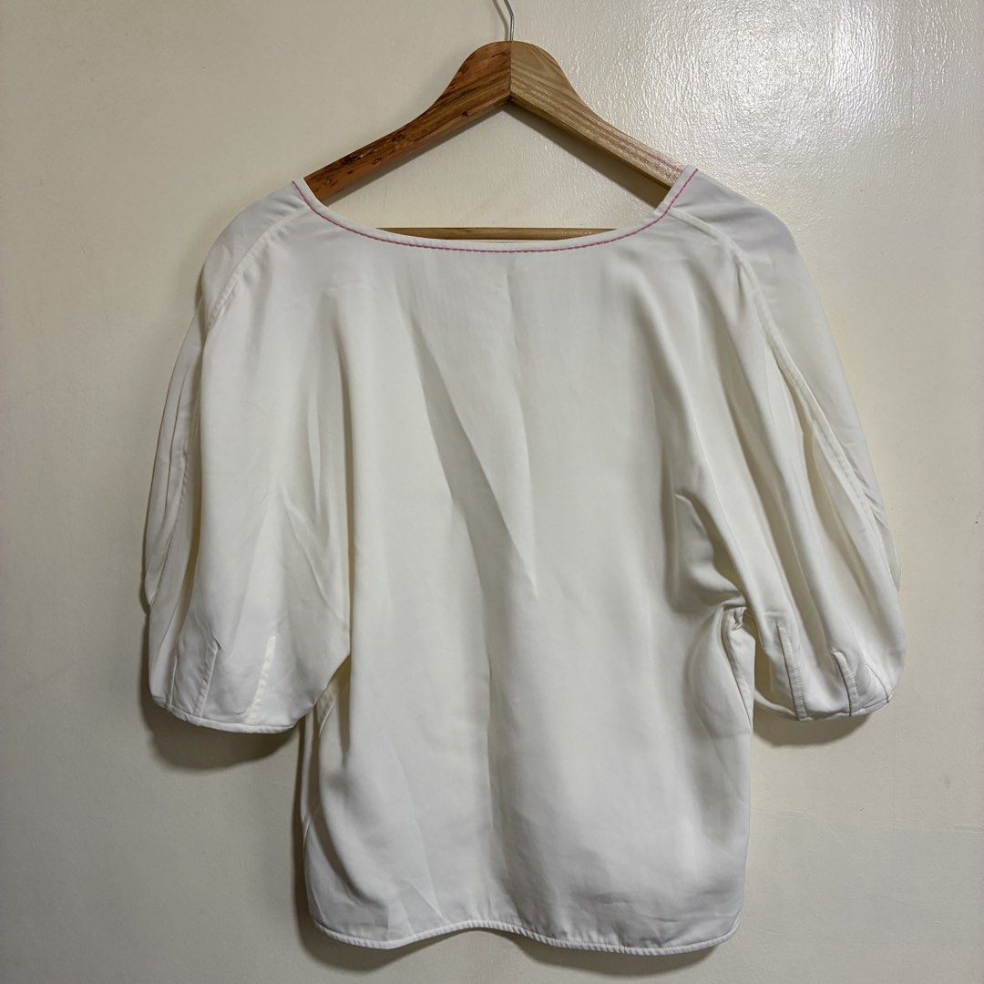 MARNI White V-Neck Top (Category: Sleeveless) located in Cabuyao City. Submitted by fffrag (Listing ID 1424207057, Image 3). Description: - MARNI top - V-neck design - Pink stitching details - Short, puffy sleeves - Made in Italy - Size 40 - White color - Lightweight fabric.