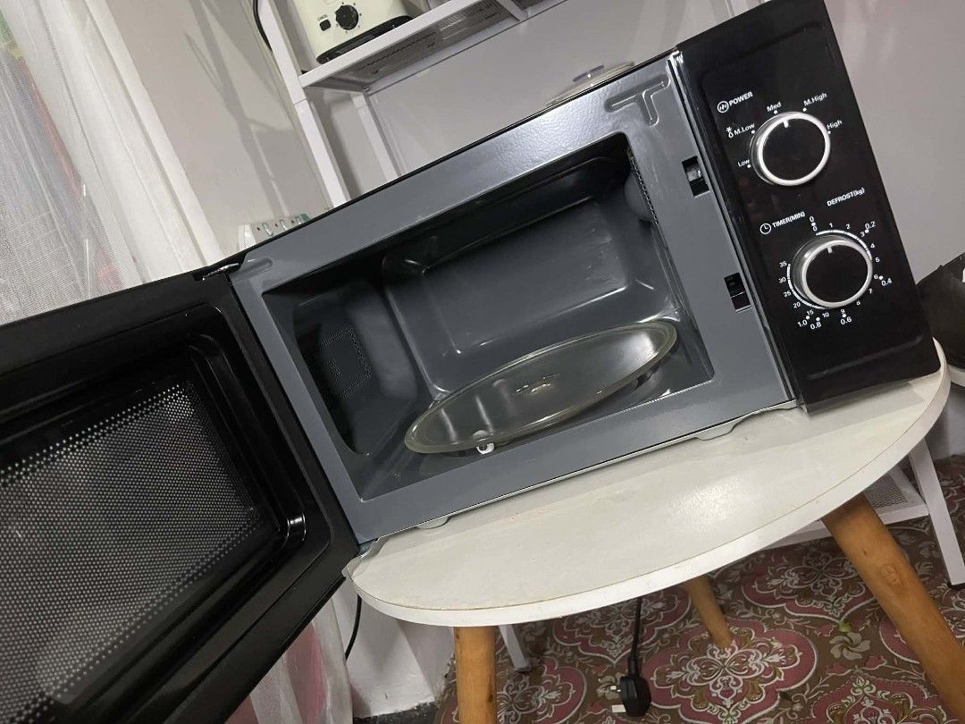 Microwave sharp (Category: Ovens & Toasters) located in Kuala Lumpur. Submitted by yanaraman_41 (Listing ID 1424261572, Image 3). Description: .