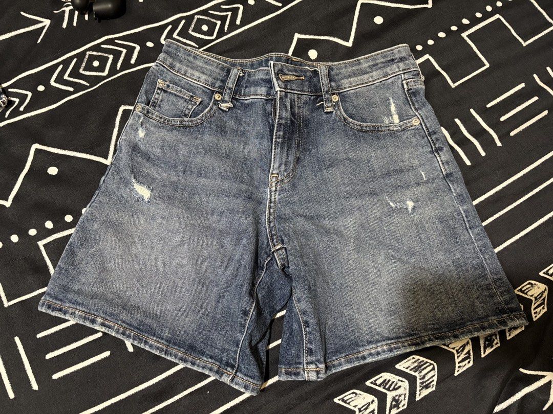 Mom Shorts (Category: Shorts) located in Rizal. Submitted by declutteredthingz (Listing ID 1424303209, Image 2). Description: size 26-27 .