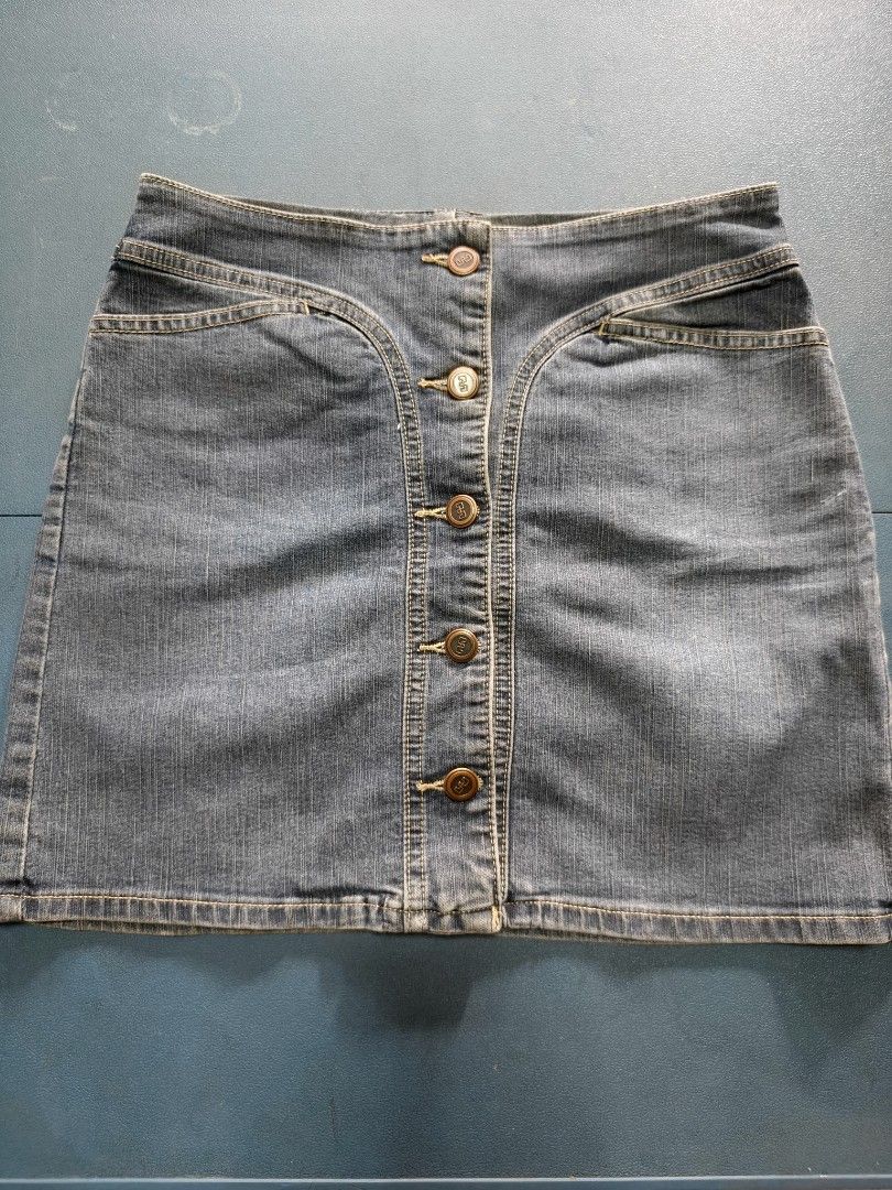Mossimo Denim Button-Up Skirt (Category: Skirts) located in Manila. Submitted by anneesp (Listing ID 1424217612, Image 1). Description: - Brand: Mossimo - Size: 3 - Style: Denim skirt - Design: Button-up - Silhouette: A-line - Material: Cotton/Polyester blend #mossimo #mossimoskirt #miniskirt #womensfashion #skirt #brandedskirt #fyp.