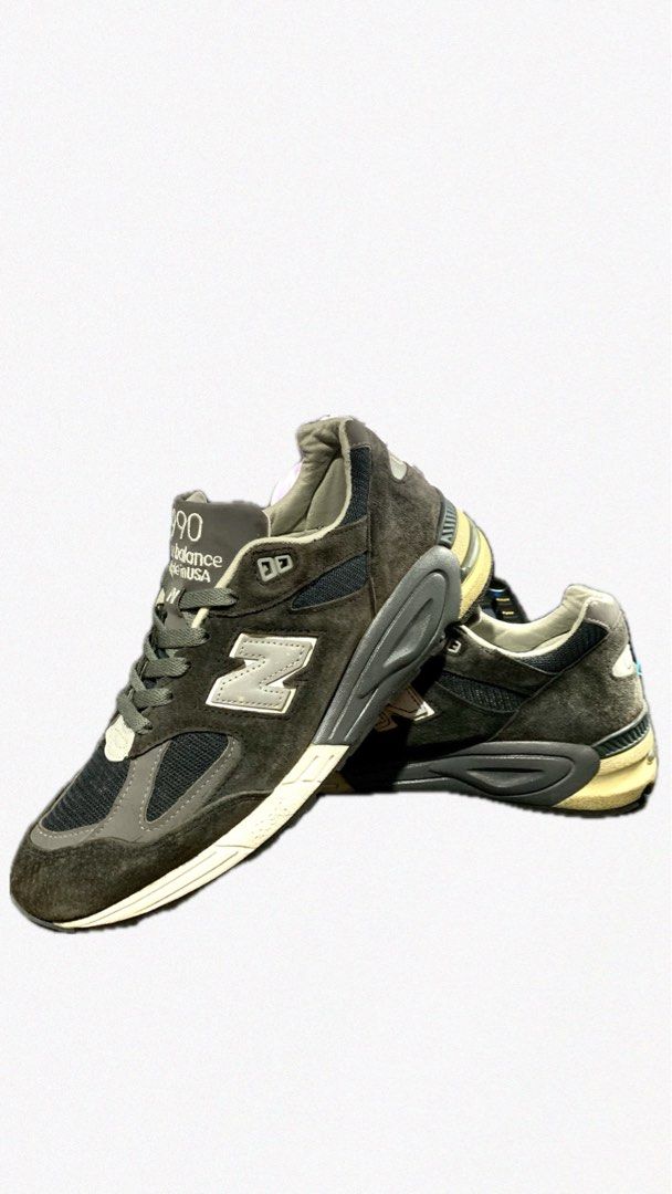 NEW BALANCE 990 V2 NAVY GREY (Category: Sneakers) located in Quezon City. Submitted by _berj_ (Listing ID 1424211183, Image 1). Description: NEW BALANCE 990 V2 NAVY GREY COLORWAY SIZE 9 half. Best fit 10 EXCELLENT CONDITION! ✅Selling for 2,380 📍NOVALICHES QC.