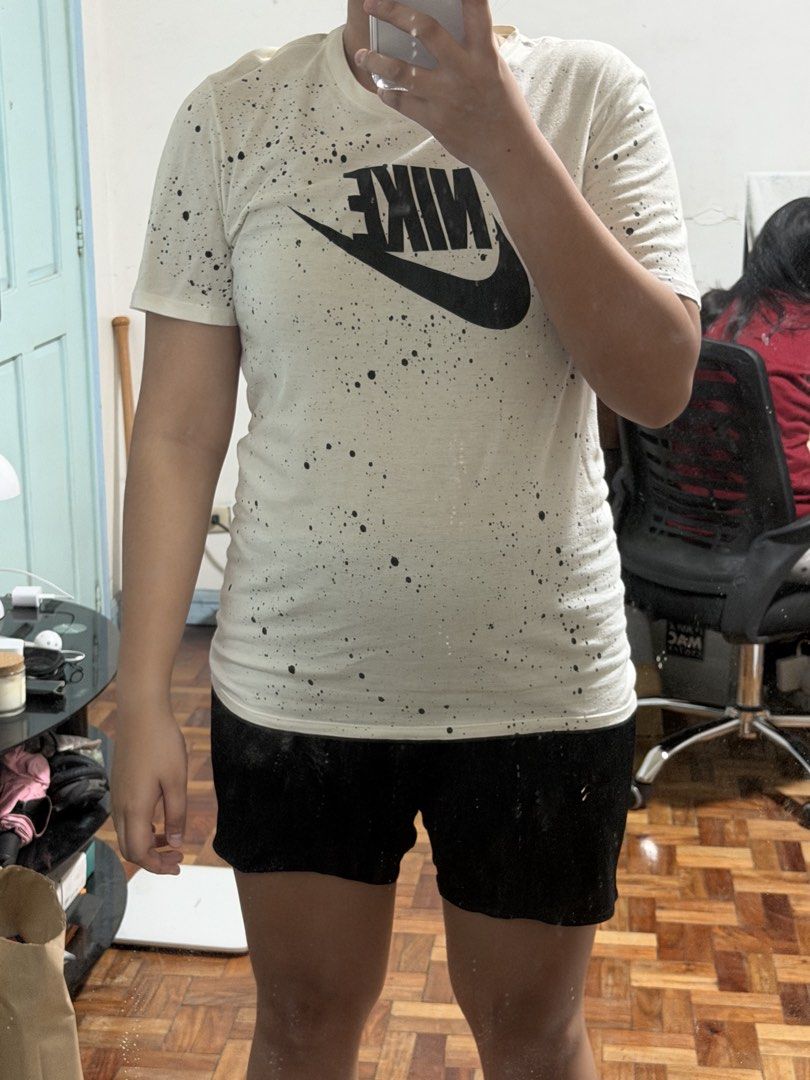 Nike Splatter Print T-Shirt (Category: Tshirts & Polo Shirts ) located in Caloocan City. Submitted by _mitsuki (Listing ID 1424224465, Image 3). Description: ‼️ DECLUTTERING ‼️ Model Height: 5'6 Model Weight: 69.5kg - Nike t-shirt with a unique splatter print. - Classic crew neck and short sleeves. - Nike logo on the front. - Stylish diagonal black stripes on the back. - Comfortable regular fit. - Color: White with black accents. Honest issue: na