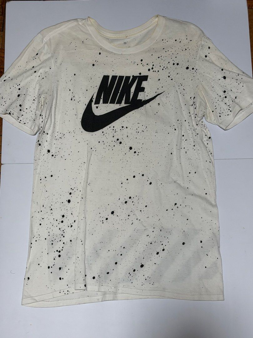 Nike Splatter Print T-Shirt (Category: Tshirts & Polo Shirts ) located in Caloocan City. Submitted by _mitsuki (Listing ID 1424224465, Image 1). Description: ‼️ DECLUTTERING ‼️ Model Height: 5'6 Model Weight: 69.5kg - Nike t-shirt with a unique splatter print. - Classic crew neck and short sleeves. - Nike logo on the front. - Stylish diagonal black stripes on the back. - Comfortable regular fit. - Color: White with black accents. Honest issue: na