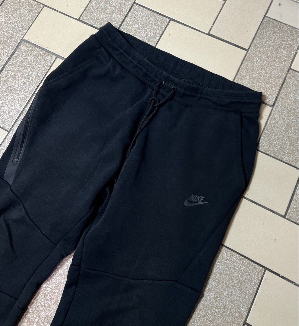 Nike techfleece! (Category: Joggers) located in Liliw. Submitted by luxfinds2019 (Listing ID 1424189529, Image 2). Description: Nike techfleece 750 shipped Black Fit 33-36 Excellent 9.5/10 39 length Loc laguna Pm.