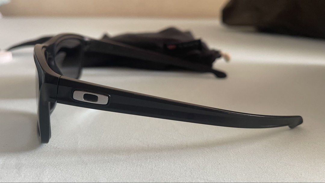 Oakley Sliver Sunglasses (Category: Sunglasses & Eyewear) located in Manila. Submitted by willississimo (Listing ID 1424201406, Image 2). Description: 57-17.
