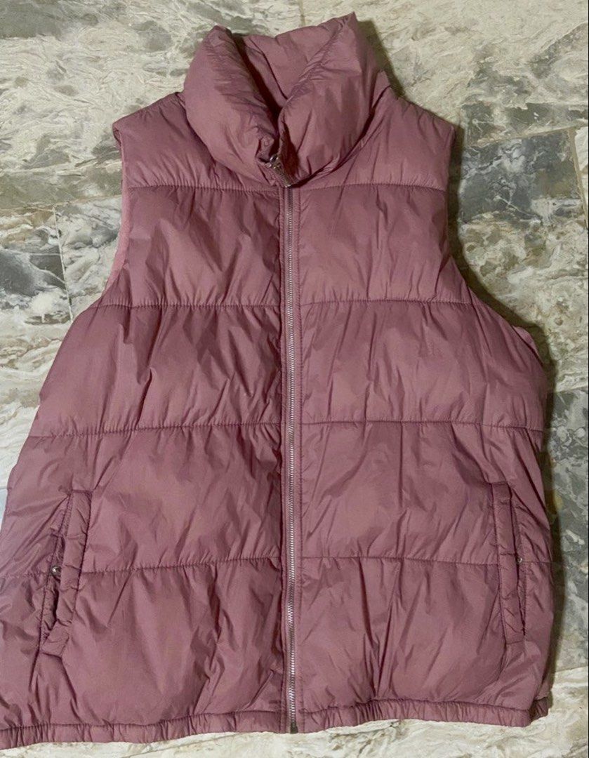 Old Navy Puffer Vest XL (Category: Coats, Jackets and Outerwear) located in Cavite. Submitted by vmcfinds (Listing ID 1424177829, Image 1). Description: - Old Navy puffer vest - High collar - Full-length zipper - Two side pockets - Lightly padded - Perfect for layering RFS: Defluttering.