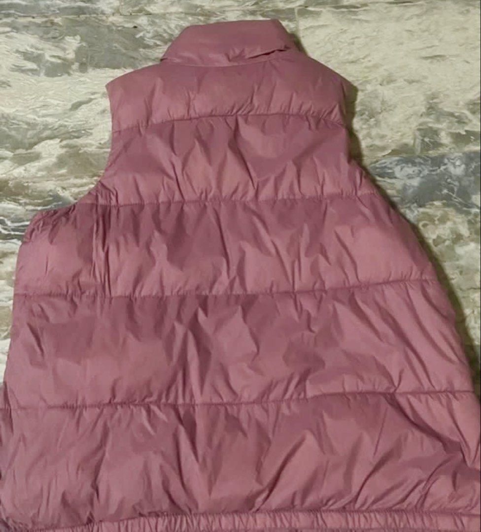 Old Navy Puffer Vest XL (Category: Coats, Jackets and Outerwear) located in Cavite. Submitted by vmcfinds (Listing ID 1424177829, Image 3). Description: - Old Navy puffer vest - High collar - Full-length zipper - Two side pockets - Lightly padded - Perfect for layering RFS: Defluttering.